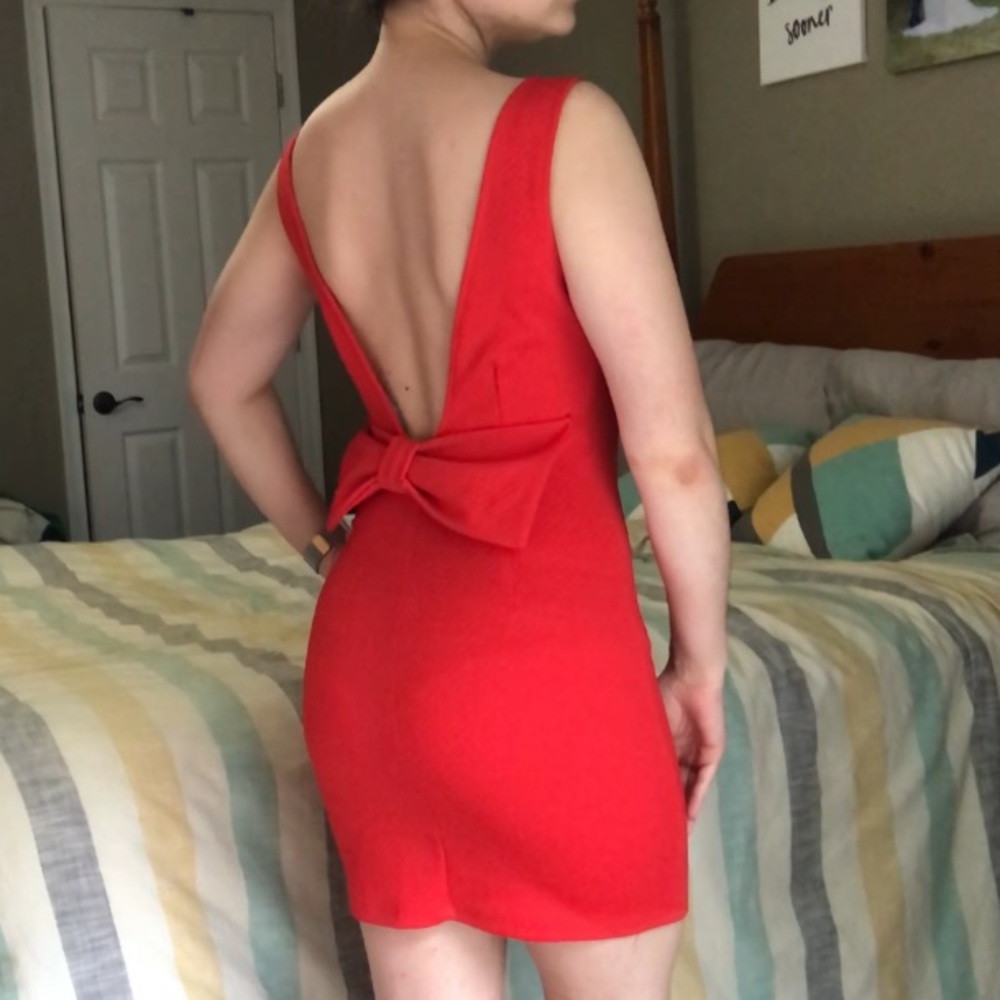 Low-back dress with bow